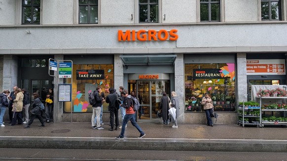 Die Migros und der Orel Füssli haben weiterhin Strom – im Gegensatz zu allen anderen Läden in der Umgebung.
