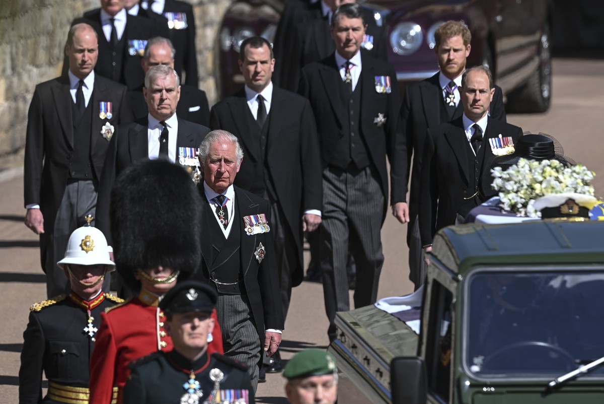 From front left, Britain's Prince Charles, Prince Andrew. Prince Edward, Prince William, Peter Phillips, Prince Harry, Earl of Snowdon and Tim Laurence follow the coffin the coffin makes it' ...