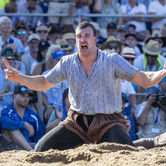KEYPIX - Damian Ott feiert seinen Sieg im Schlussgang gegen Nick Alpiger beim 117. Nordwestschweizer Schwingfest am Sonntag, 10, August 2025 in Lenzburg. (KEYSTONE/Urs Flueeler)