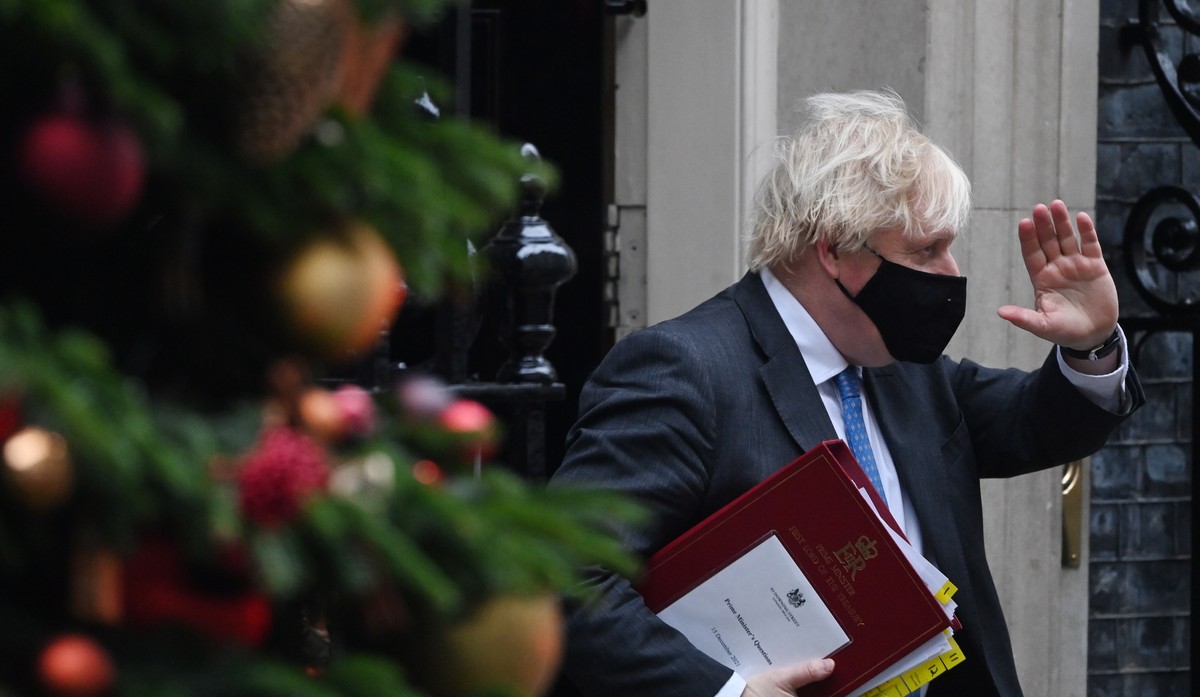 epa09642977 British Prime Minister, Boris Johnson leaves n10 Downing street to attend Prime Ministers questions (PMQS) in the Houses of Parliament in London, Britain, 15 December 2021. EPA/FACUNDO ARR ...