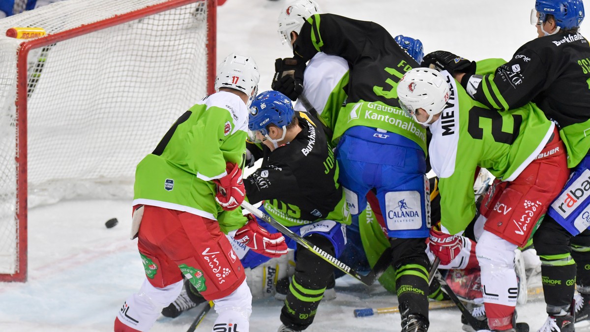 Hinter dem Knaeuel vor dem Davoser Tor mit den Lausannern Loic In-Albon, Martin Gernat und Alain Mieville, v.l. sowie den Davosern Mikael Johansson (SW), Marco Forrer, Gregory Sciaroni sowie dem verde ...
