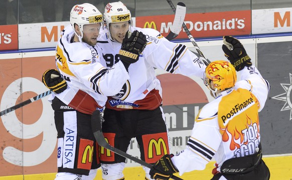 Les joueurs tessinois, Steve Hirschi, gauche, Damien Brunner, centre, Linus Klasen, droite, laissent eclater leurs joie, lors du 1er match des demi-finales de play off du championnat suisse de hockey  ...