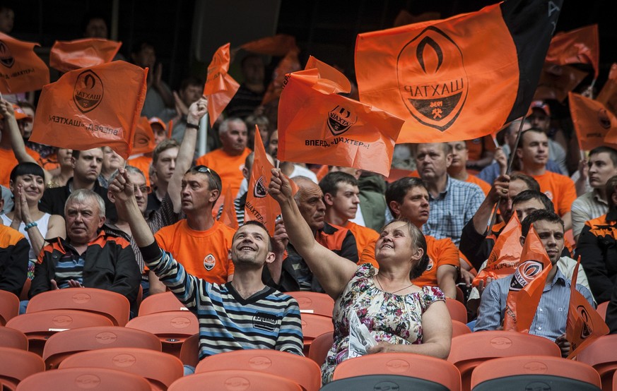 Neben normalen Fans beteiligen sich rund fünfhundert Menschen im Fussballstadion von Schachtjor Donezk an den friedlichen Protesten gegen die prorussischen Separatisten.