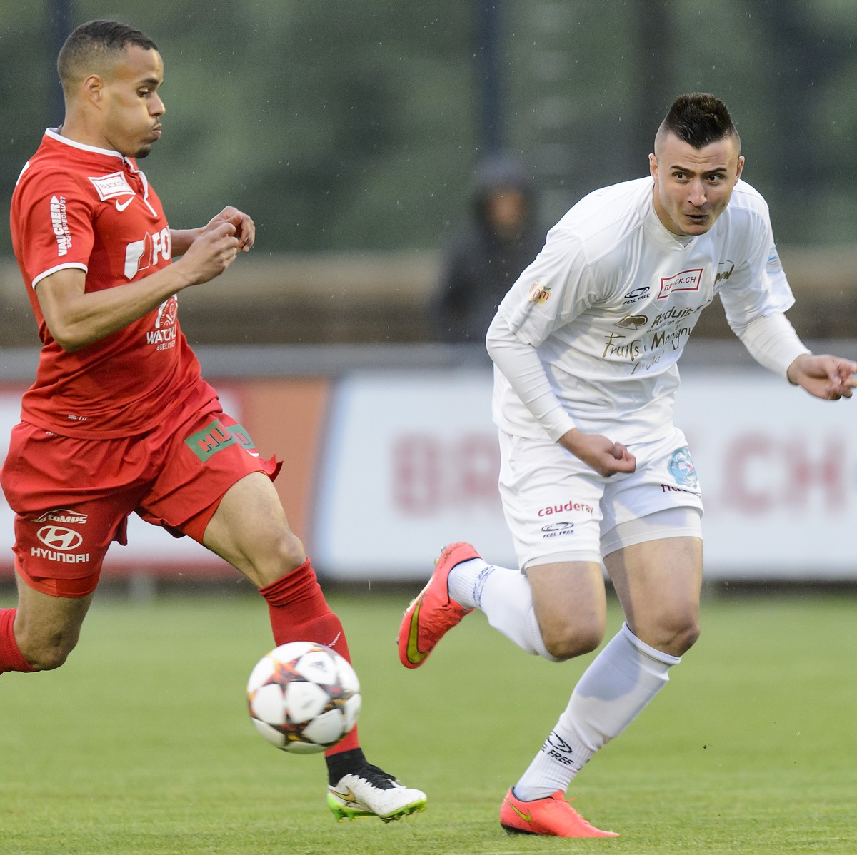 Le joueur biennois Steven Ukoh, gauche, lutte pour le ballon avec le joueur vaudois Ohran Mustafi, droite, lors de la rencontre de football de Challenge League entre le FC Le Mont LS et le FC Bienne c ...