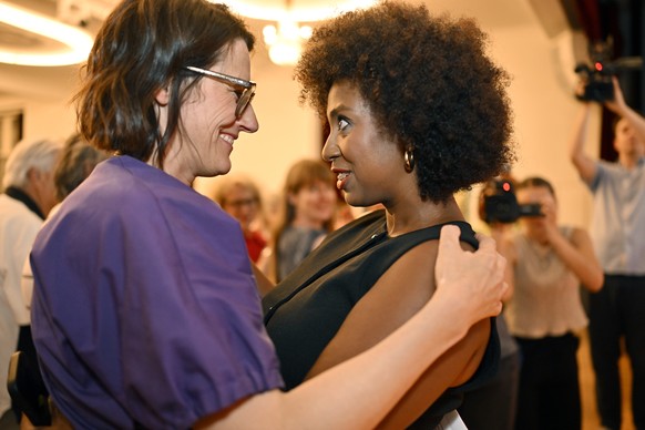 Nationalraetin Celine Widmer, links, nimmt Gratulationen entgegen von Kantonsraetin Mandy Abou Shoak, rechts, .nach ihrer Nomination fuer die Kandidatur.in den Stadtrat an den Delegiertenversammlung d ...