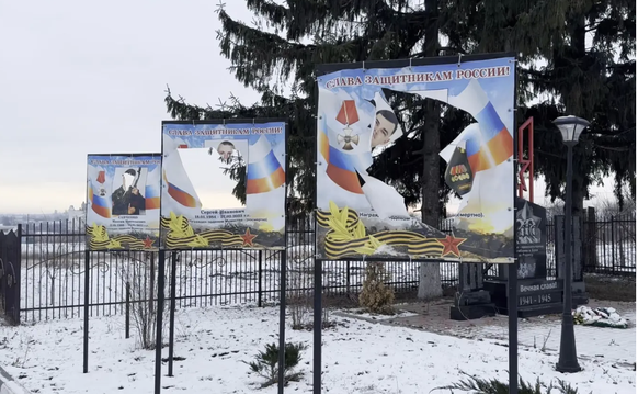 Mutwillig beschädigte Plakate mit Todesanzeigen von russischen Soldaten in Sudscha.