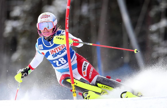 epa05088274 Charlotte Chable of Switzerland in action during the first run of the women&#039;s Slalom race of the FIS Alpine Skiing World Cup in Santa Caterina, Italy, 05 January 2016. EPA/MATTEO BAZZ ...