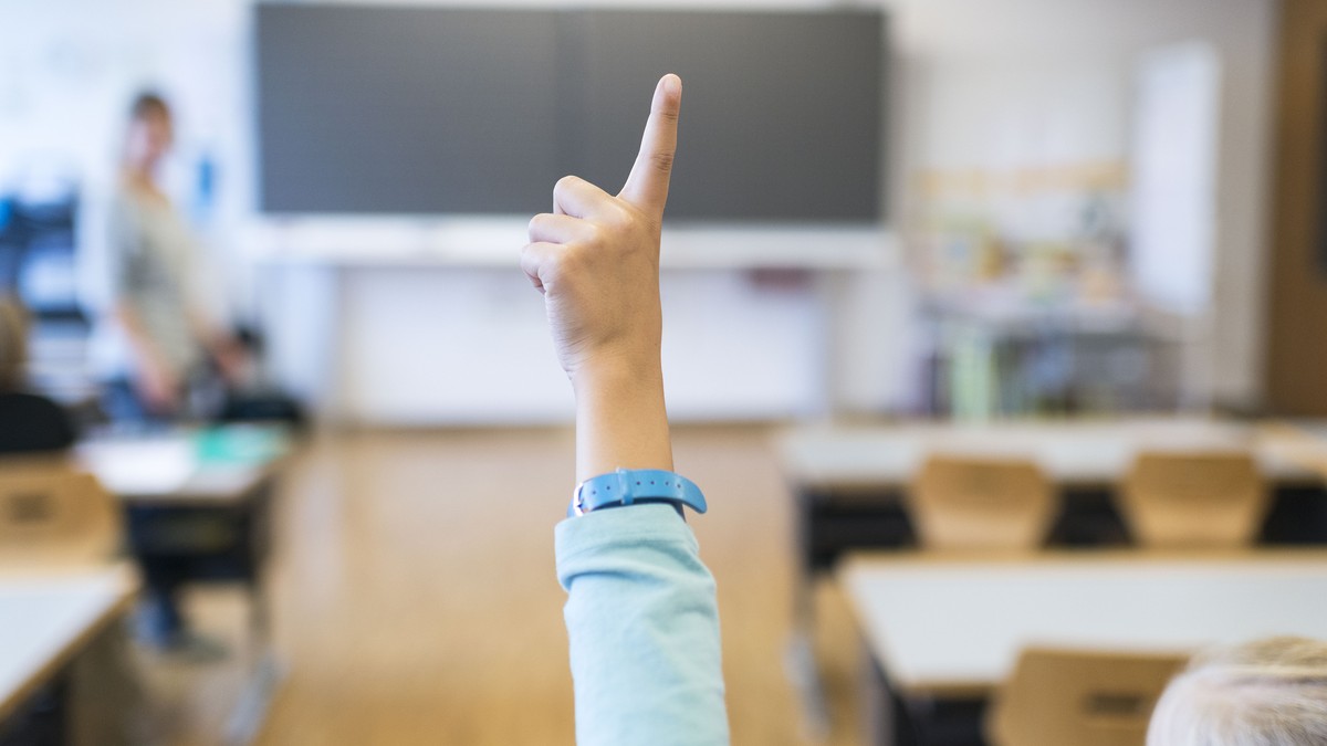 THEMENBILD KANTONALE ABSTIMMUNG BL FREMDSPRACHE ---- Eine Schuelerin streckt die Hand auf waehrend des Englischunterrichts im Schulhaus Feld am 25. September 2014 in Suhr, Kanton Aargau. (KEYSTONE/Chr ...