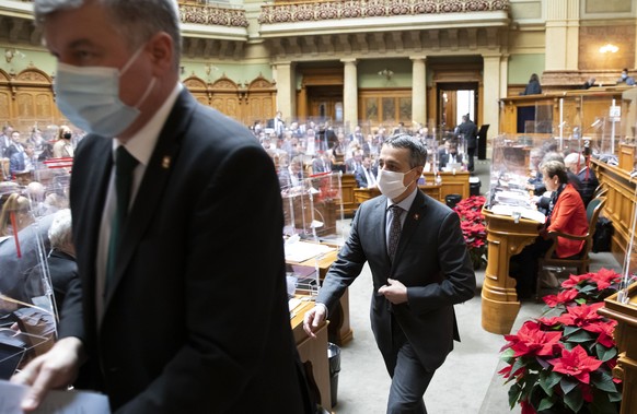 Bundesrat Ignazio Cassis, rechts, und sein Weibel Dario Oggier verlassen nach der Debatte um das Rahmenabkommen mit der EU den Nationalratssaal, waehrend der Wintersession der Eidgenoessischen Raete,  ...