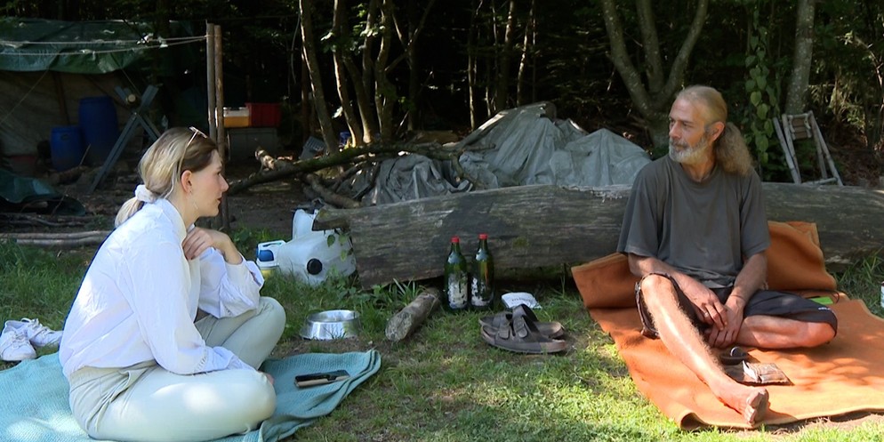 Martin Wyss alias «Chrütli» lebt seit über 11 Jahren mit einer kleinen Gruppe im Bremgartenwald. Im Video erzählt er seine Geschichte und weshalb er sich nicht mehr vorstellen kann zurück in die Stadt ...