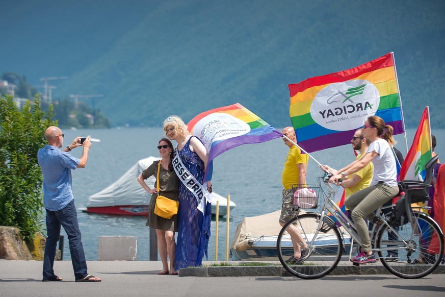 Teilnehmer der LGBT-Parade am Samstag, 2. Juni 2018, entlang der Seepromenade in Lugano. Jedes Jahr im Juni feiern Hunderte von Staedten und Gemeinden auf der ganzen Welt die LGBT (Lesben, Gay, Bisexu ...