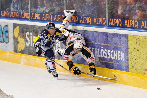 In der Verlängerung geht Lugano gegen Ambri zu Boden.