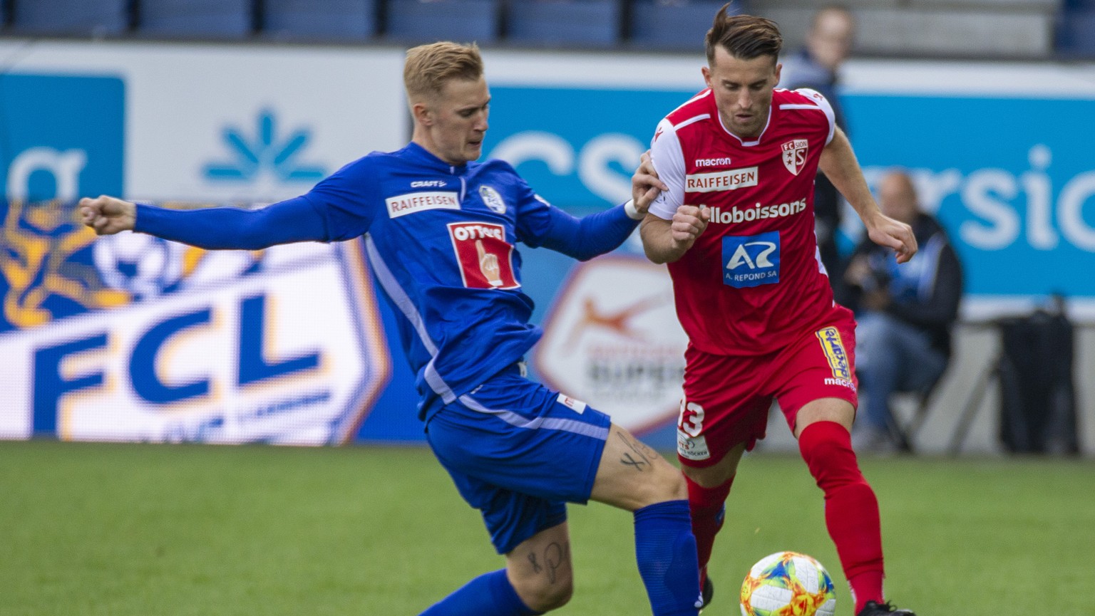 Marvin Schulz, Luzern, links, im Zweikampf mit Sions Ermir Lenjani, rechts, im Fussball Meisterschaftsspiel der Super League zwischen dem FC Luzern und dem FC Sion, am Sonntag, 20. Oktober 2019 in Luz ...