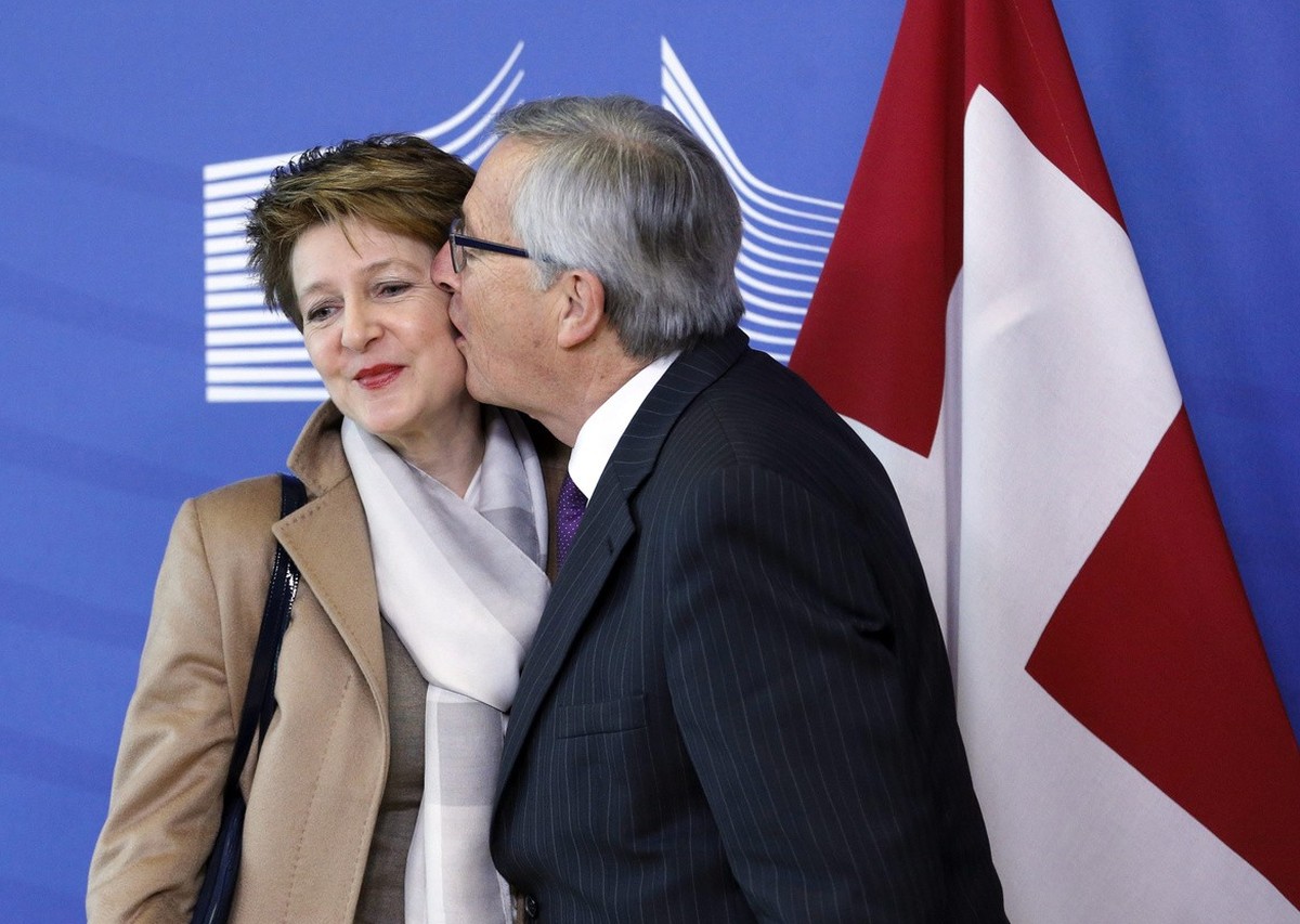 BILD DER WOCHE INTERNATIONAL - European Commission President Jean-Claude Juncker (R) welcomes Swiss President Simonetta Sommaruga (L) prior to a meeting at EU commission headquarters in Brussels, Belg ...