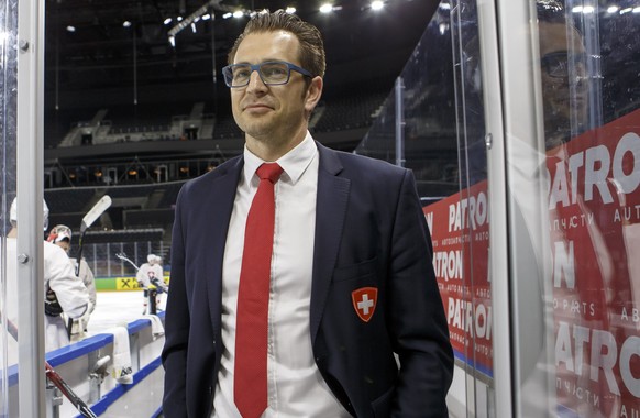 Raeto Raffainer, center, Director of National Teams of the Swiss Ice Hockey, looks the Switzerland&#039;s players, during a Swiss team training optional session of the IIHF 2018 World Championship, at ...