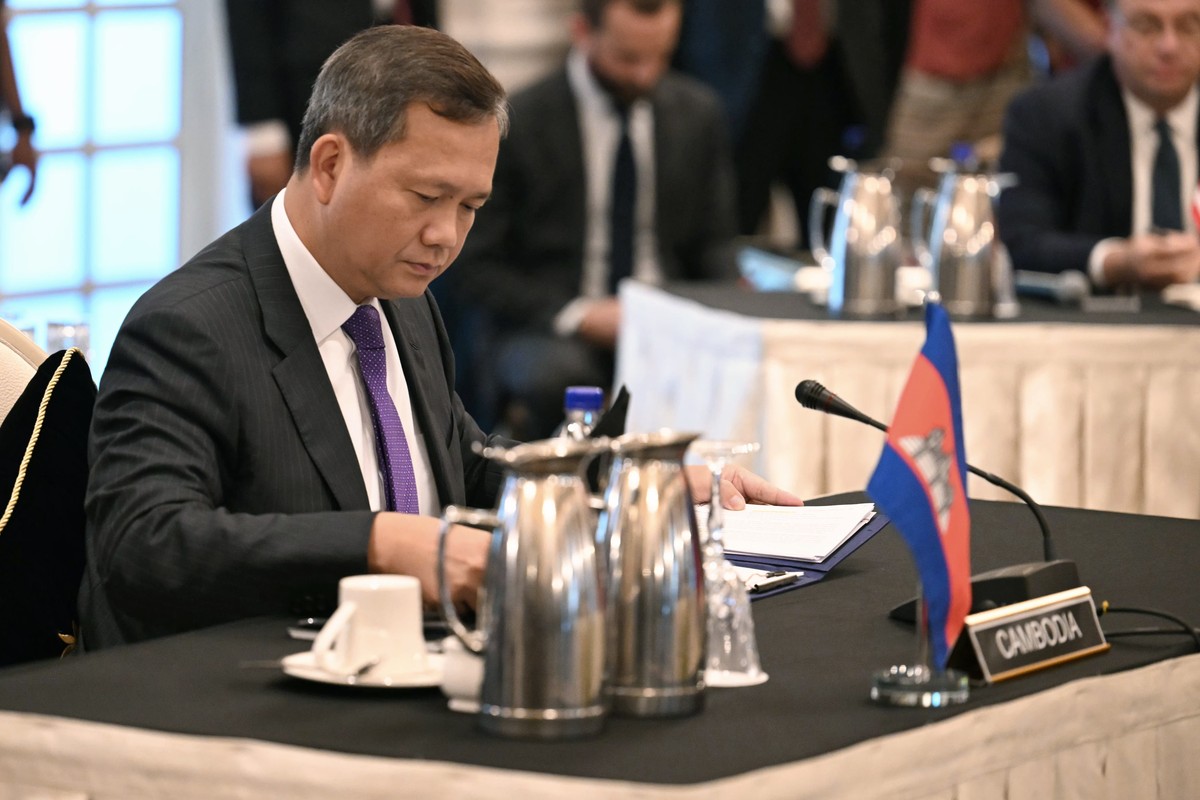 epa12267747 Cambodia's Prime Minister Hun Manet takes part in talks with Thailand's acting Prime Minister Phumtham Wechayachai, mediated by Malaysia's Prime Minister Anwar Ibrahim, on a ...