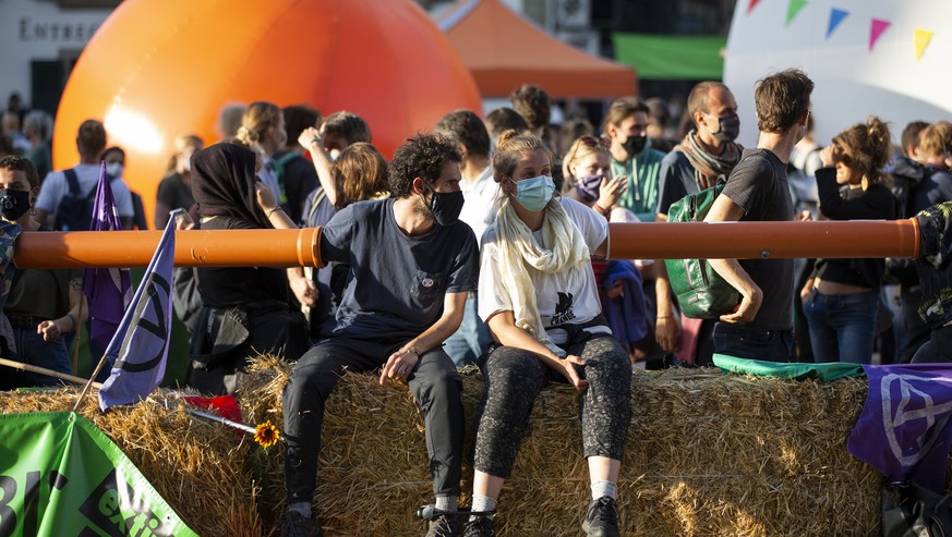 Klimaaktivisten sitzen angekettet auf dem Bundesplatz, waehrend der Aktionswoche Rise up for Change auf dem Bundesplatz, am Dienstag, 22. September 2020, in Bern. Die Klimabewegung kuendigt weitere Ak ...