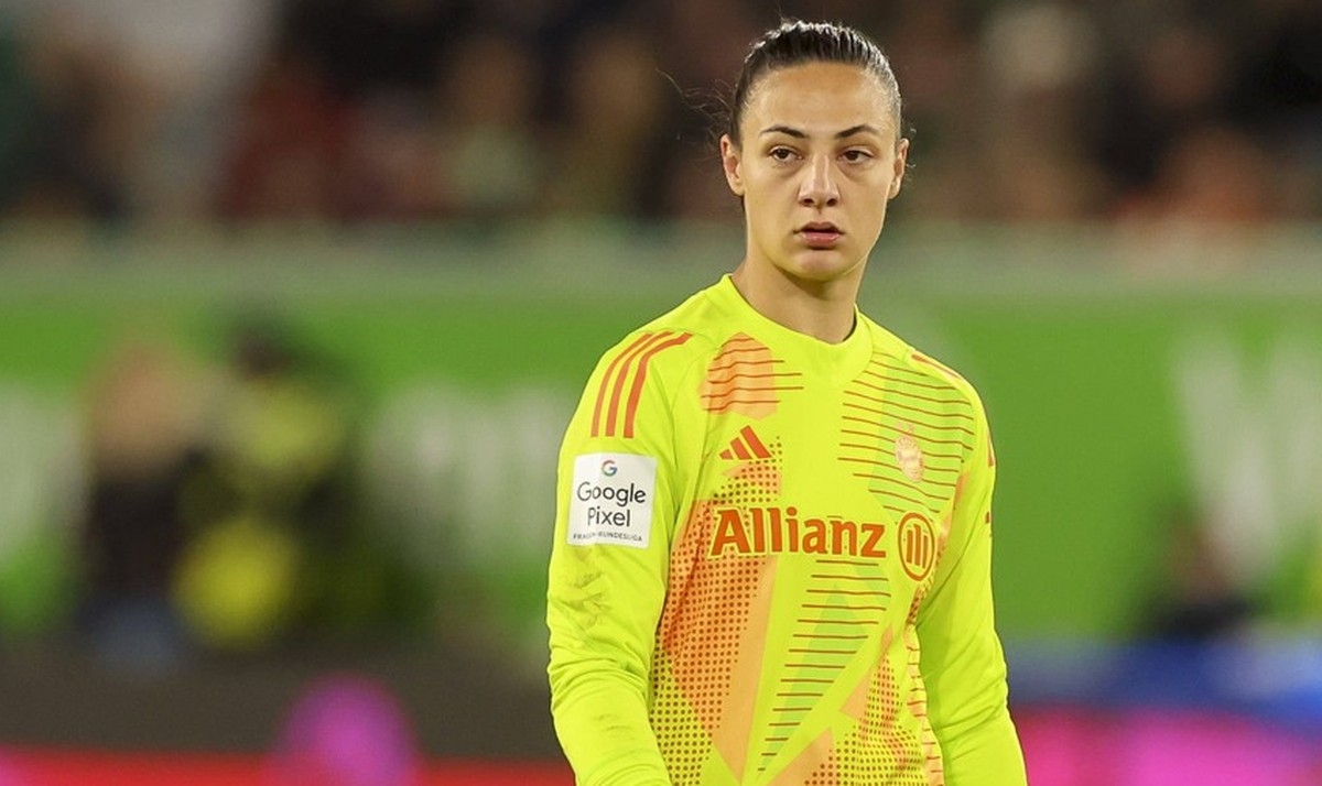 Torhueterin Maria Luisa Grohs FC Bayern Muenchen schaut enttaeuscht, Google Pixel Frauen-Bundesliga, VfL Wolfsburg vs FC Bayern Muenchen, Volkswagen Arena am 12. October 2024 in Wolfsburg, Deutschland ...