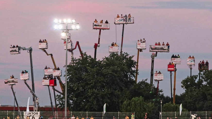 Die Speedway-Fans auf ihren privaten Tribünen.