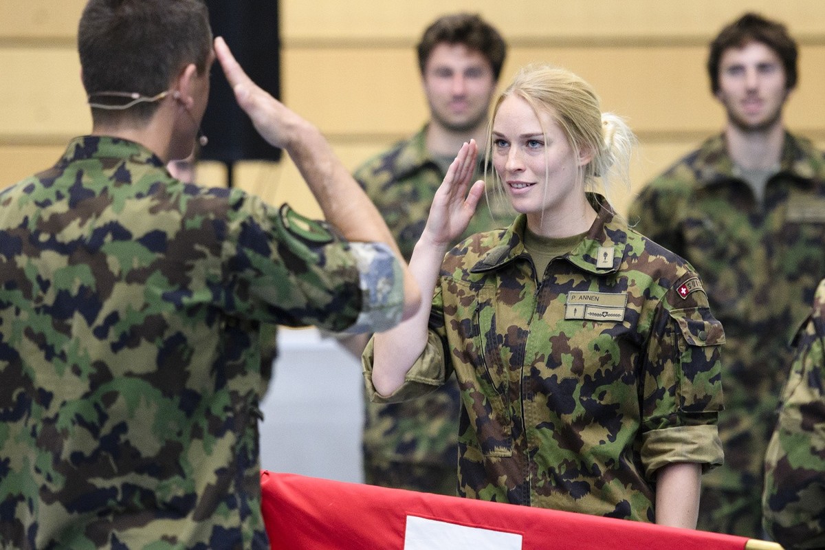 Die Skicross-Fahrerin Priscillia Annen, rechts, waehrend der Brevetierung der Absolventen der Spitzensport Rekrutenschule, am Freitag, 3. Juni 2016, in der Sport-Toto-Halle in Magglingen. 27 Athletinn ...