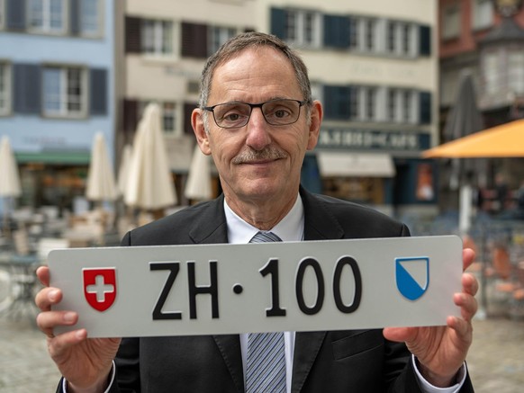 Regierungsrat Mario Fehr präsentiert stolz die «ZH 100».