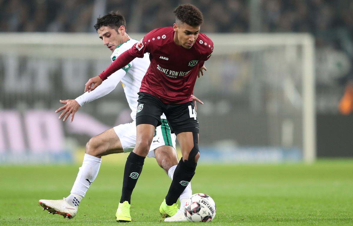epa07189890 Moenchengladbach's Lars Stindl (L) in action with Hannover's Linton Maina during the German Bundesliga soccer match between Borussia Moenchengladbach and Hannover 96 in Moencheng ...