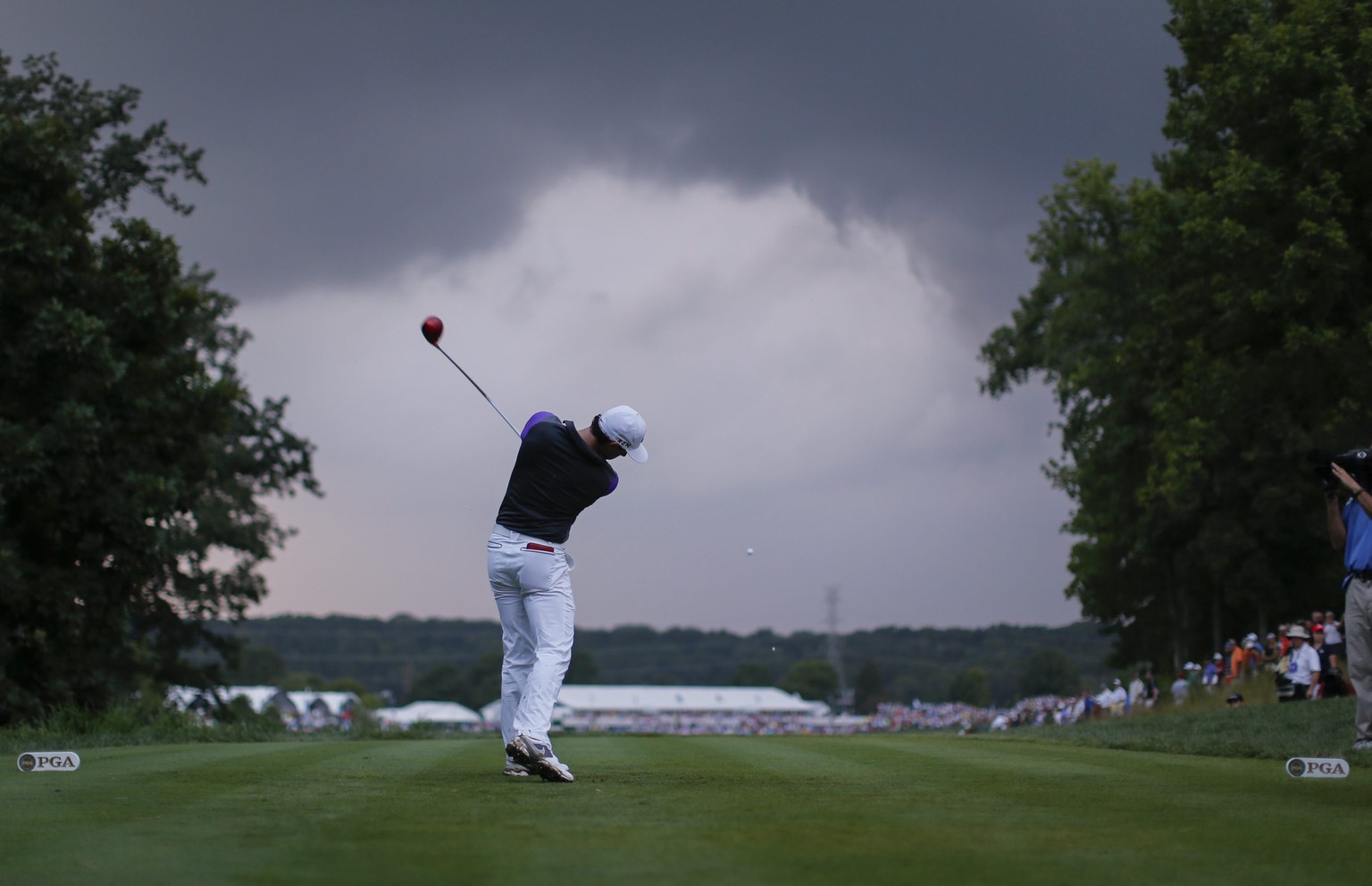 Beim 18. Loch, bei anbrechender Dunkelheit kurz vor dem Sieg beim US PGA Championship: Der Nordire Rory Mcllory