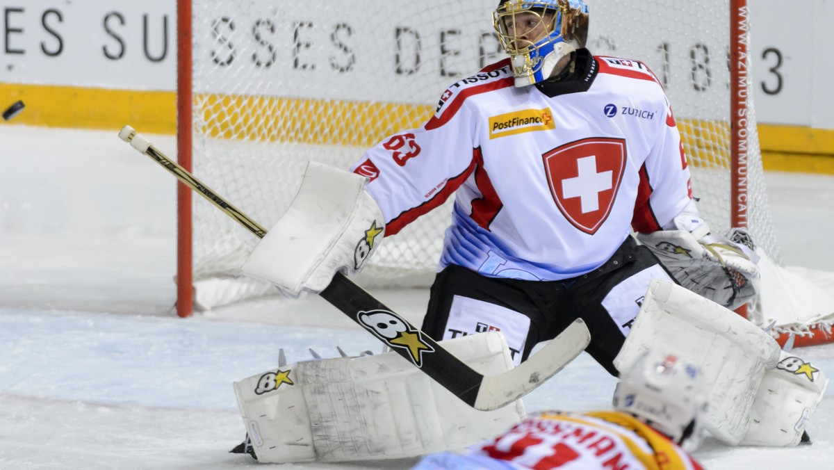 Switzerland's goaltender Leonardo Genoni during a friendly ice hockey game between France and Switzerland, at the ice stadium Pole Sud, in Grenoble, France, Friday, April 24, 2015. (KEYSTONE/Laur ...