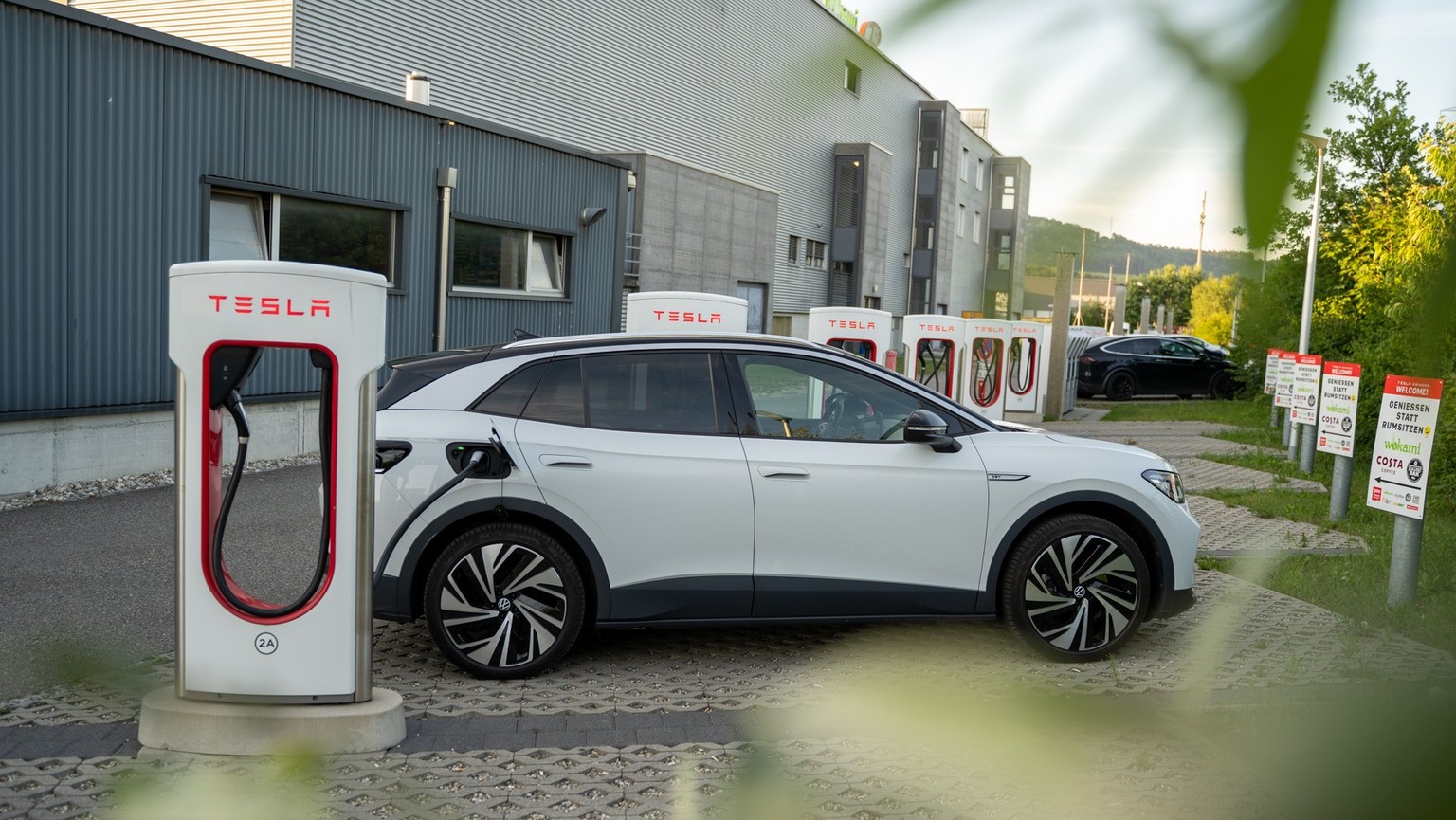 Ein VW ID.4 am Tesla Supercharger? Das funktioniert nun auch in der Schweiz.