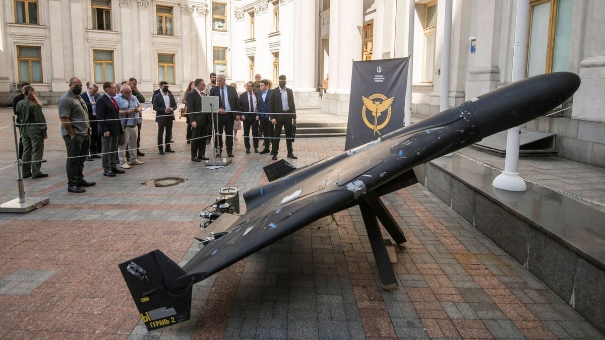 Un drone russe Shahed, également connu sous le nom de « Geran-2 », est exposé à Kiev