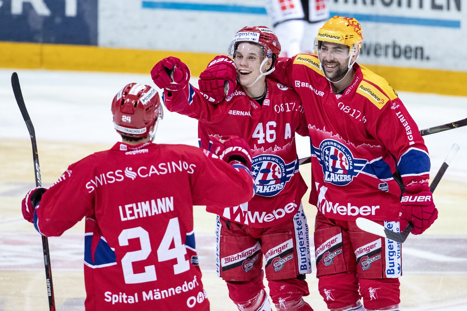 Jubel bei Rapperswils Marco Lehmann, Rapperswils Dominik Egli und Rapperswils Top Scorer Leandro Profico, von links, im zweiten Eishockey Playoff-Viertelfinalspiel der National League zwischen den SC  ...