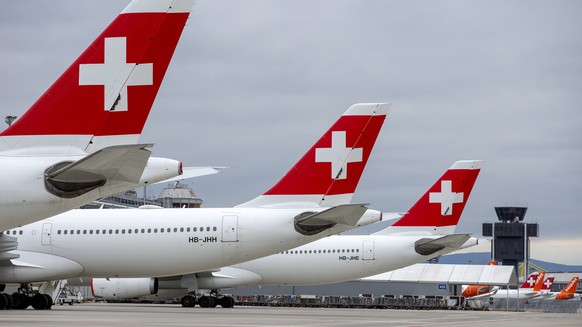 ARCHIVBILD ZUR MELDUNG, DASS DER BUNDESRAT SCHWEIZER AIRLINES MIT 1,3 MILLIARDEN FRANKEN HELFEN WILL - A large number of Swiss International Air Lines aircrafts and easyJet aircrafts are parked on the ...