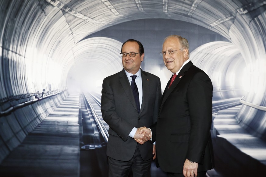 Bundespräsident Schneider-Ammann (r.) an der Gotthard-Feier im Tessin mit François Hollande und Angela Merkel.