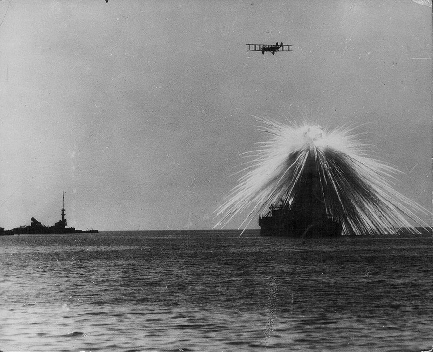 Deutschland, Erster Weltkrieg: Ein alliiertes Flugzeug bombardiert ein deutsches Schiff.