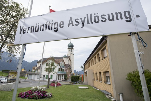 Eine Aufschrift mit dem Text &quot;Vernuenftige Asylloesung&quot;, fotografiert anlaesslich einer Infoveranstaltung ueber eine geplante Asylunterkunft, am Donnerstag 4. August 2016, in Seelisberg, Kan ...