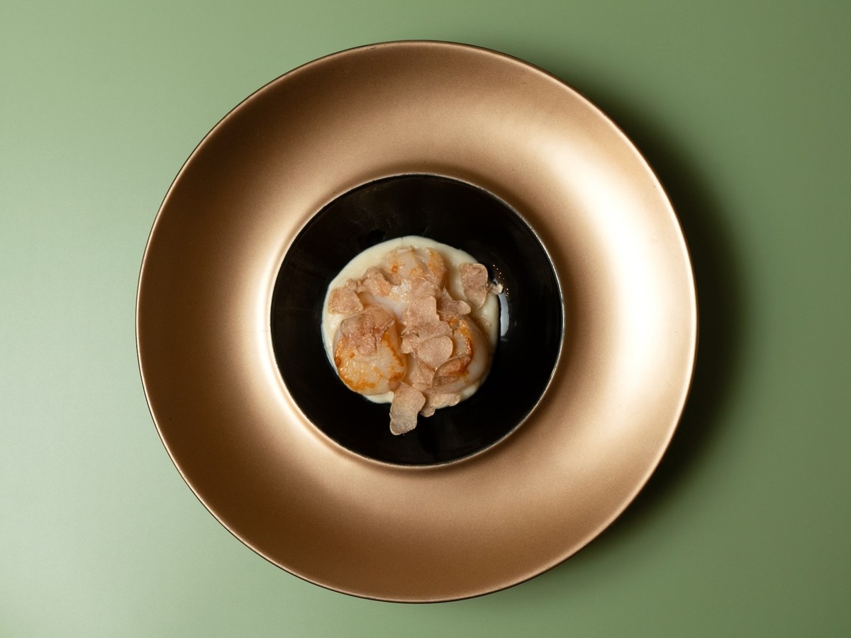Federico Finessi - Küchenchef bei Il Tartufo Zurich. 
Tagliolini Tartufo 
&amp; Gebratene Jakobsmuscheln mit Milch-Topinamburpüree und Piemonteser Haselnüssen
https://www.iltartufo-zurich.com/