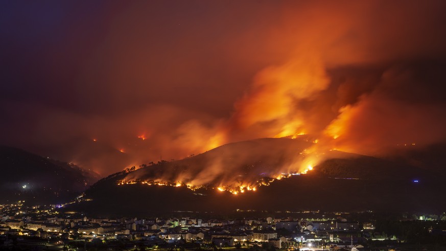 epaselect epa10076831 A smoke column emerges from a forest fire in O Barco de Valdeorras, Ourense, Galicia, northwestern Spain, 17 July 2022. A total of 12 forest fires over 4,430 hectares are active  ...