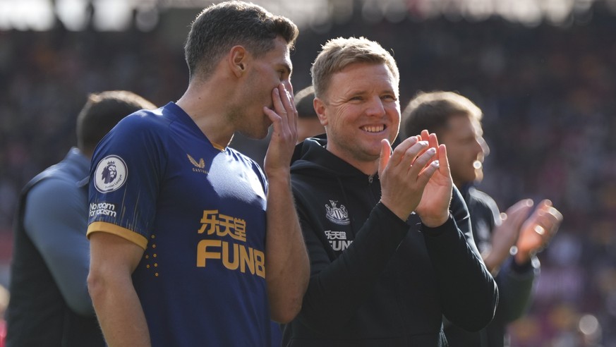 Newcastle&#039;s head coach Eddie Howe, right, and player Fabian Schaer celebrate their team&#039;s 2-1 victory over Brentford at the end of the English Premier League soccer match between Brentford a ...