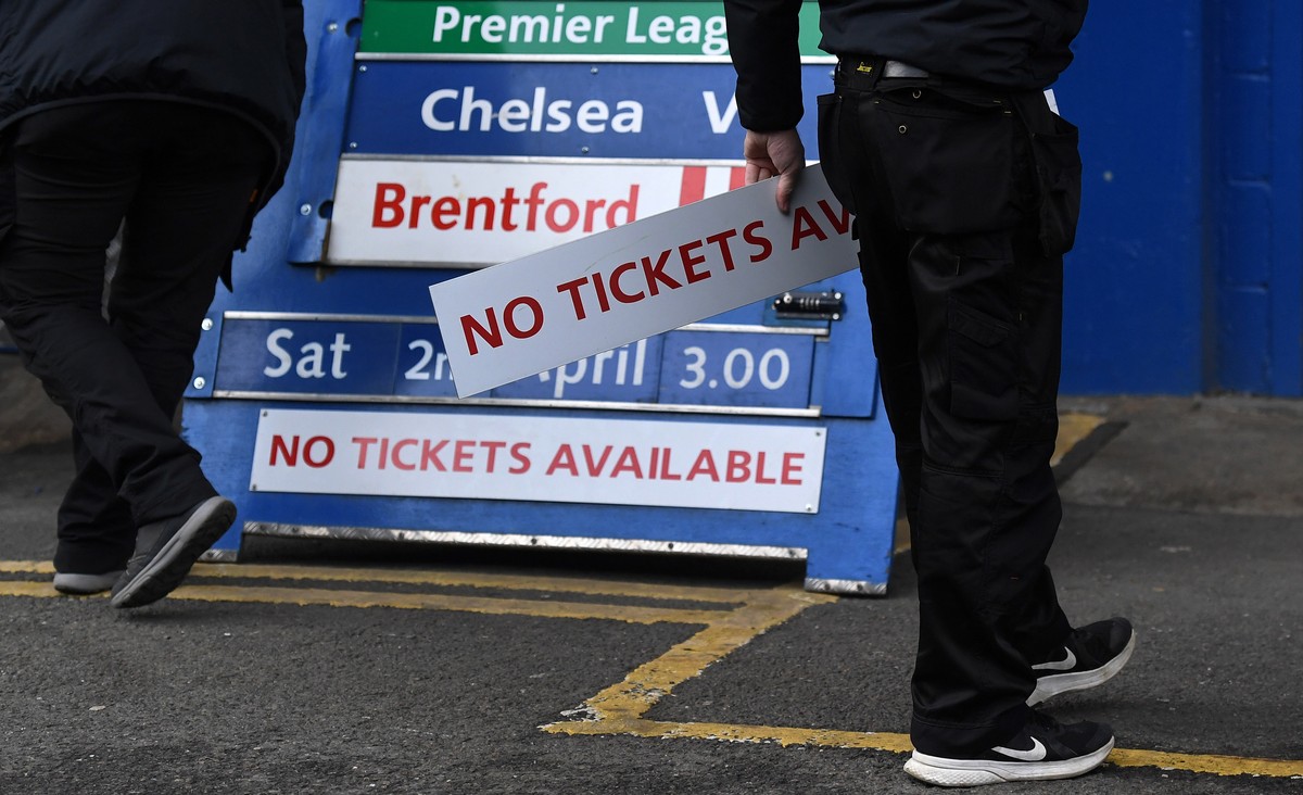 epa09820736 Chelsea Football Club staff puts up a sign reading 'no tickets available' for its next fixture at Stamford Bridge in London, Britain 13 March 2022. Chelsea FC owner Roman Abramov ...