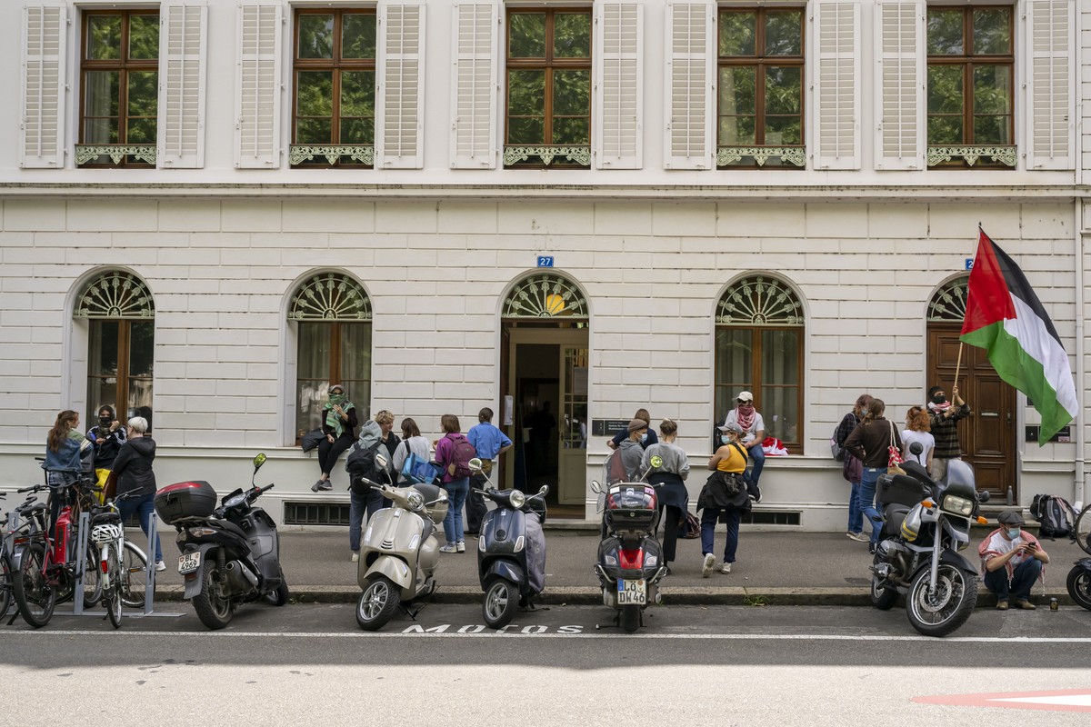 Demonstrierende der Gruppierung Uni Basel for Palestine besetzen erneut ein Gebaeude der Universitaet am Petersgraben in Basel, am Freitag, 24. Mai 2024. Sie fordern einen Waffenstillstand in Gaza und ...