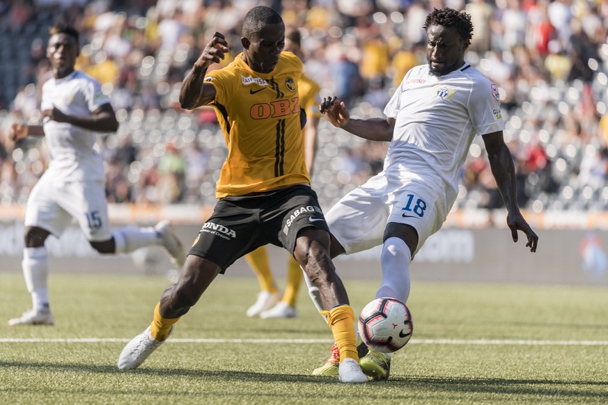 ARCHIV  ZUM WECHSEL VON SEKOU SANOGO VON DEN BSC YOUNG BOYS BERN ZU AL ITTIHAD NACH SAUDI-ARABIEN STELLEN WIR IHNEN FOLGENDES BILDMATERIAL ZUR VERFUEGUNG - $YBs Sekou Sanogo, links, kaempft um den Ba ...