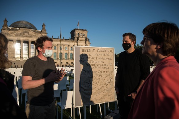 Erik Marquardt vor dem deutschen Reichstagsgebäude.