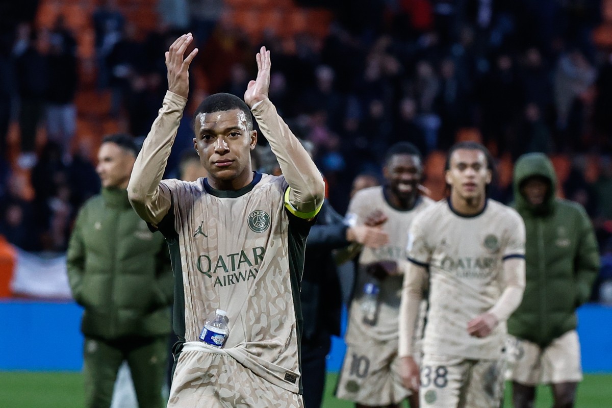 epa11298697 Kylian Mbappe (L) of PSG waves to fans after wining the French Ligue 1 soccer match of FC Lorient against Paris Saint-Germain, in Lorient, France, 24 April 2024. EPA/MOHAMMED BADRA