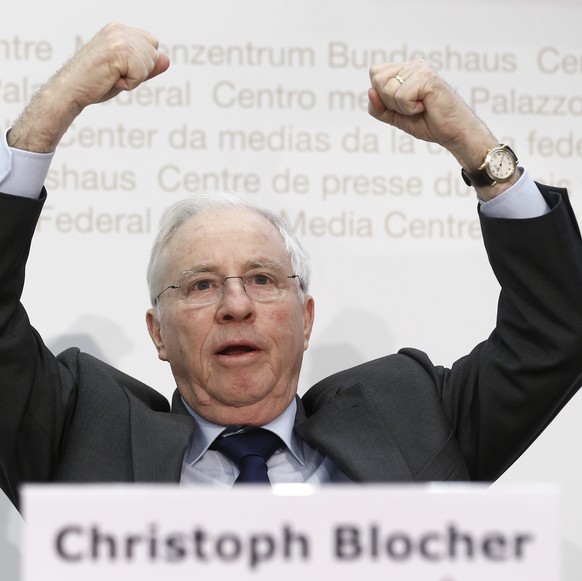 ARCHIV --- Alt-Bundesrat und SVP-Vizepraesident Christoph Blocher spricht zu den Medien waehrend einer Medienkonferenz am Dienstag, 10. Maerz 2015 in Bern. Die SVP informierte ueber den Beginn der Unt ...