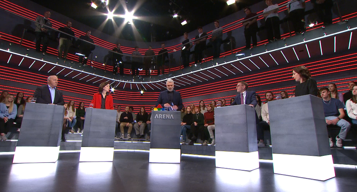In der BVG-Arena diskutierten Alex Kuprecht (SVP), Regine Sauter (FDP), Sandro Brotz (Moderator), Pirmin Bischof (Die Mitte) und Flavia Wasserfallen (SP).