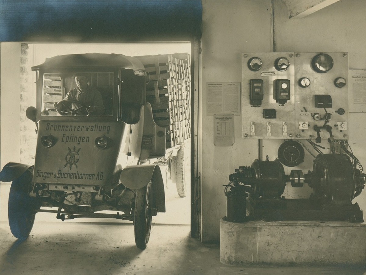 Camion électrique Tribelhorn de la Brunnenverwaltung Eptingen, borne de recharge à droite, vers 1920.