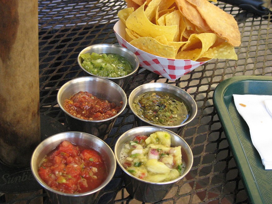 chips and salsa tortilla essen food snack mexiko tex mex vegetarisch vegan usa https://en.wikipedia.org/wiki/Chips_and_dip#/media/File:Carrburritos_salsas_and_chips.jpg
