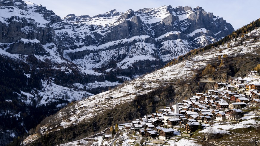 Une vue du village valaisan d&#039;Albinen et de son eglise ce jeudi 16 novembre 2017 a Albinen. Comme Albinen, des petites communes valaisannes offrent des aides financieres pour attirer de nouveaux  ...