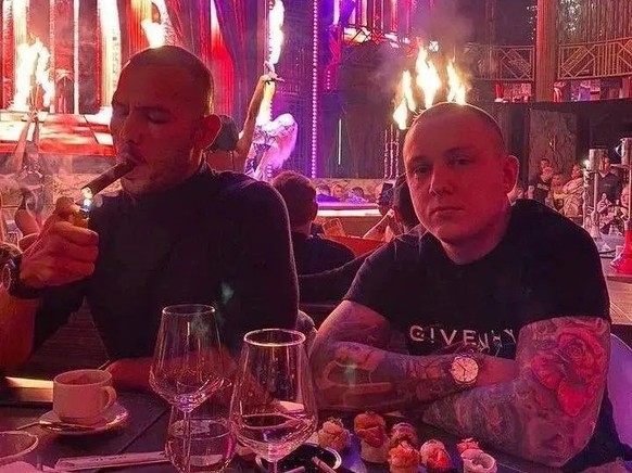 Andrew Tate und Vlad Obuzic in einem Nachtclub.