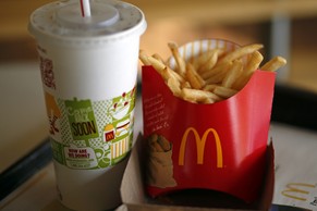 Mit unbezahlten Überstunden soll McDonald's seine Mitarbeiter beklauen.